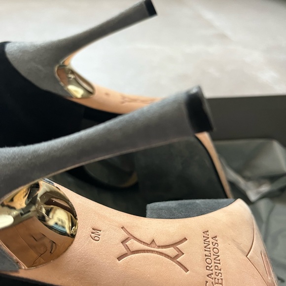 Carolina Espinosa suede black and grey dress pumps. Size 6 - Picture 9 of 9